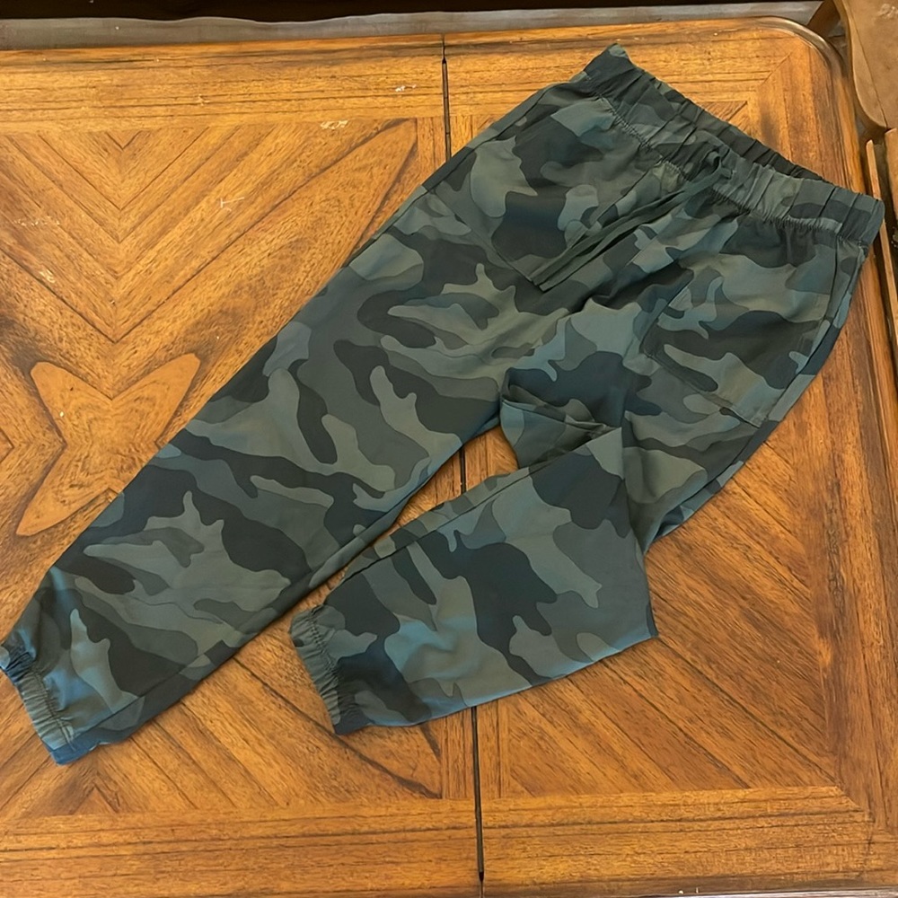 Old Navy girls camo joggers - size M (8)